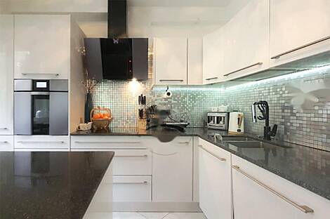 Апартаменты с четырьмя комнатами и видом на морскую гладь.: 4