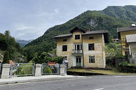 Здание возле моста через реку Коритница: 2