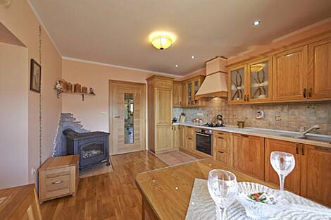 Дом на возвышенности, окруженный природой.: 9