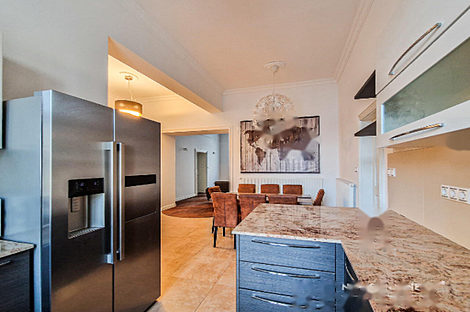 Трехкомнатная квартира в центре: 2