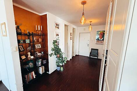 Квартира с тремя комнатами в центре города.: 2