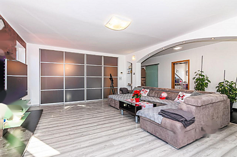 Апартаменты с пятью и более комнатами: 10