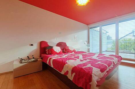 Бижовик Дом: 16