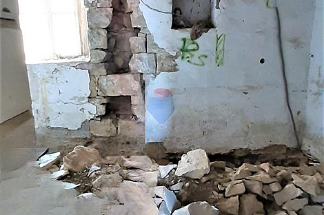 Дом с подсобными сооружениями: 12