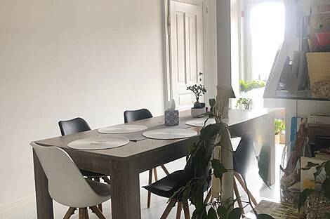 Квартира с четырьмя комнатами расположена в центре на улице Сломшкова.: 4