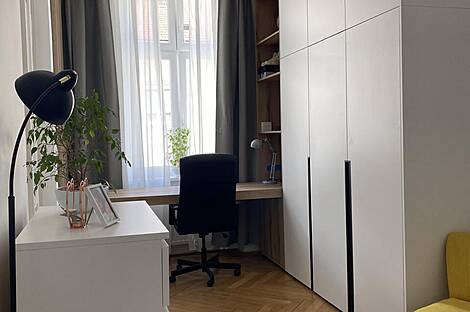 Квартира с четырьмя комнатами расположена в центре на улице Сломшкова.: 10