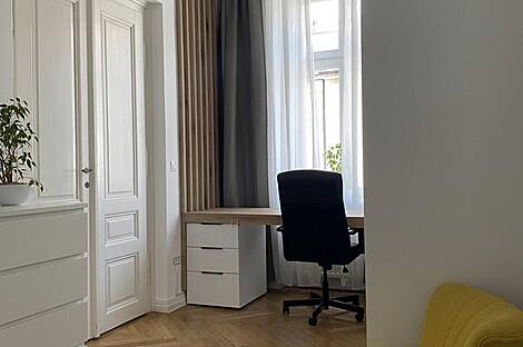 Квартира с четырьмя комнатами расположена в центре на улице Сломшкова.: 12