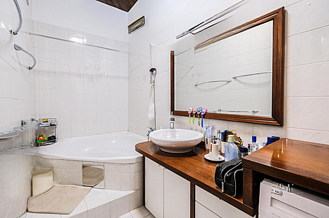 Квартира с четырьмя комнатами в центральной части города: 12