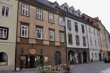 Жилье с тремя комнатами в Старой Любляне: 1