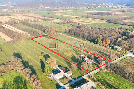 Жилище в Руднике расположено на плоском участке.: 13