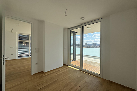 Трёхкомнатная квартира в районе Жиданов Квартал: 17