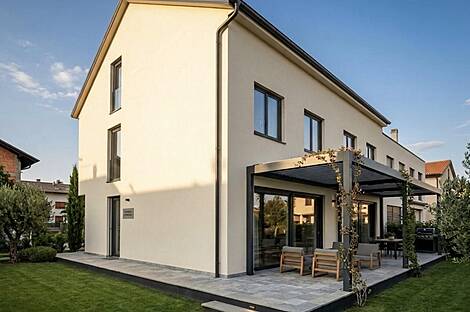 Здание с террасой в Ельшах: 1