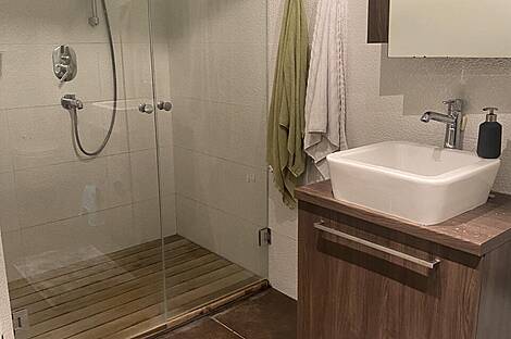 Жилище находится в районе Чернуче, Бежиград, в Любляне.: 12