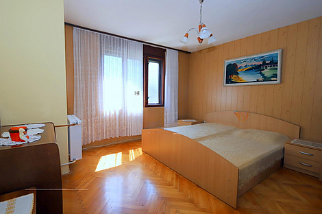 Дом в Ново Хрушица имеет два этажа.: 19